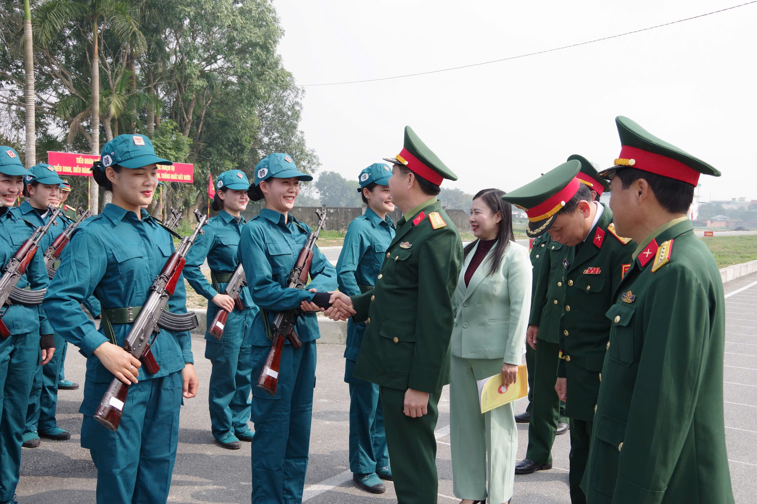 Gặp mặt, động viên quân nhân luyện tập tham gia diễu binh, diễu hành kỷ niệm 50 năm Ngày giải phóng miền Nam 