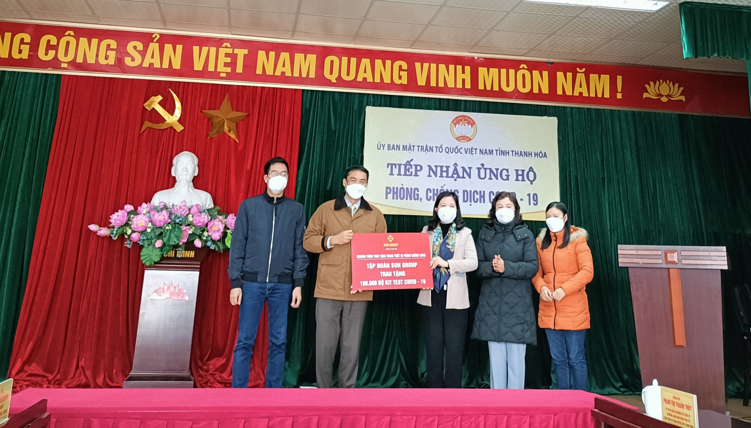 Tập đoàn Sun Group ủng hộ tỉnh Thanh Hóa 100.000 bộ kit test COVID-19