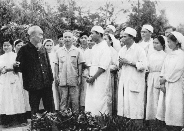 Chủ tịch Hồ Chí Minh với bác sĩ Phạm Ngọc Thạch - Bộ trưởng Bộ Y tế đầu tiên của Việt Nam