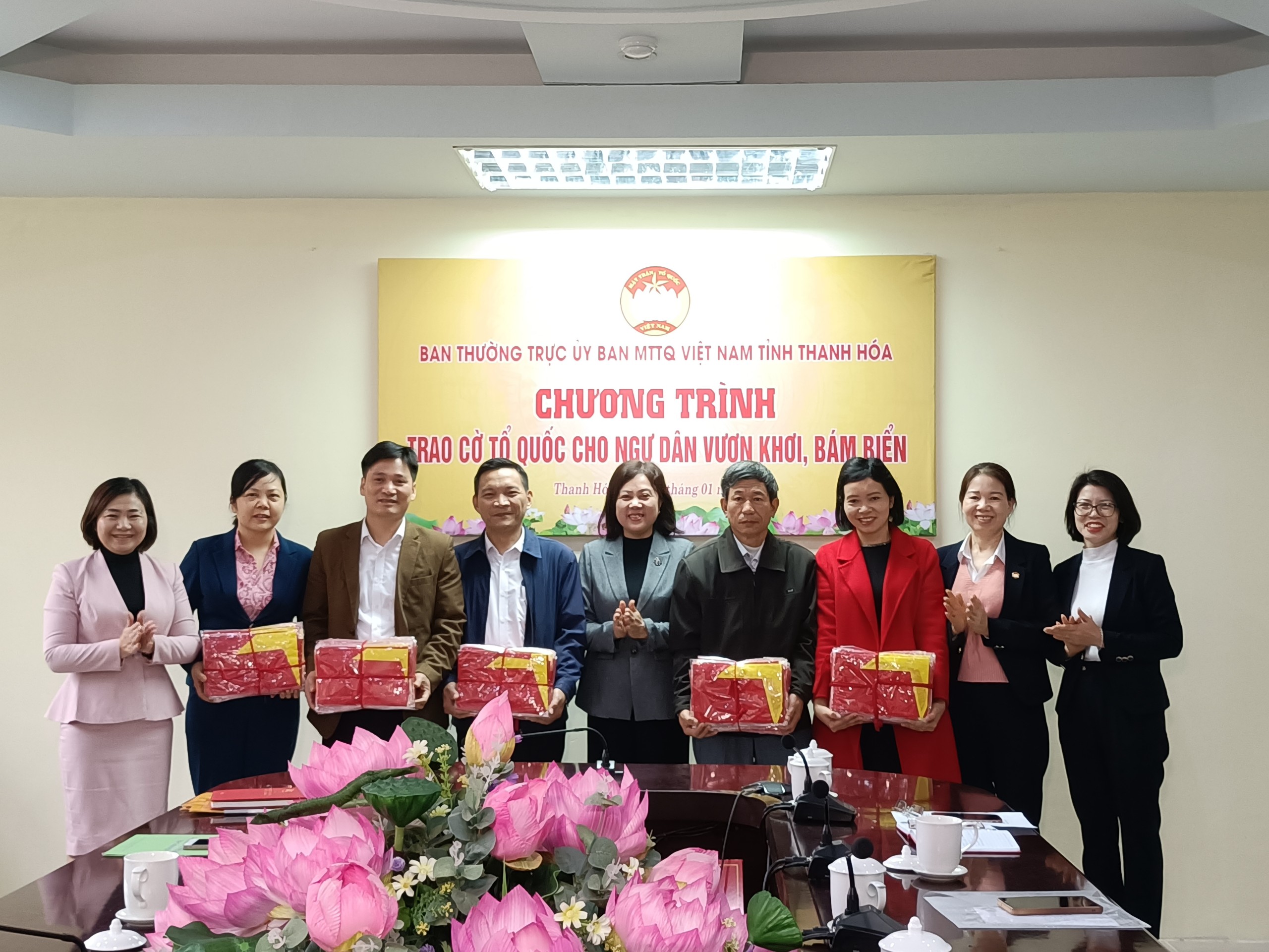 Ủy ban MTTQ tỉnh trao tặng cờ Tổ quốc cho ngư dân Thanh Hóa